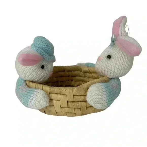 VINTAGE EASTER RATTAN WEAVED BASKET PLUSH KNIT BUNNIES HOLDING BASKET 6” - Picture 6 of 14
